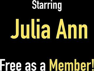 ¡Wow, la tetona Julia Ann se acaricia el clítoris mojado con fuerza! 🔥