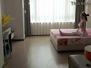 Bliver du tændt af forspil med min sexdukke på sofaen? Se denne dampende preview!