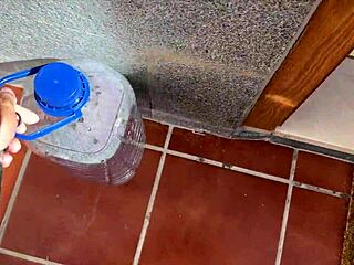 Mio cuggino betrapt me terwijl ik masturbeer en dreigt het aan mamma te vertellen tenzij ik gehoorzaam