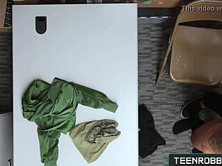 Hey, Bu Alışveriş Merkezi Güvenlikçisi Kıvrımlı Genç Hırsızı Cezalandırıyor mu?