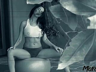 大胸业余女在Mofozo狂野肛交视频中深喉