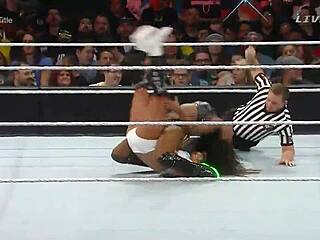 Nikki Bella faces Naomi in Extreme Rules 2015 match