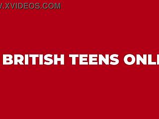 Britská mladá žena se vysmívá tvému malému čuráku