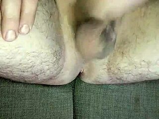 Drkám si obrovský neobrezaný čurák