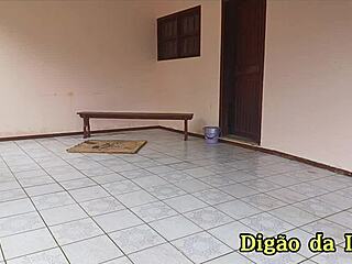 Atrapé a tres zorras calientes follando a mi amigo en secreto