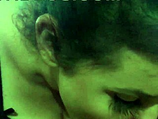 kelly lambendo bolas do marido beijo grego oral