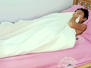 kote putih regangkan babe asia dalam aksi deepthroat