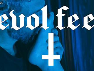 I crave pussy and feet attention as a slave