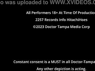 Elsős kap Hitachi orgazmust a doktortól latex kesztyűben kulisszák mögött