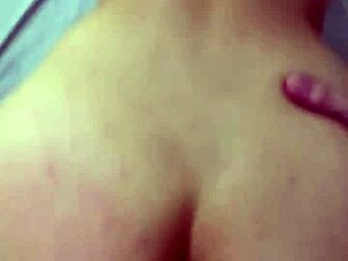 年轻继母穿着内衣让继子射在她肚子上，但他坚持不到10分钟