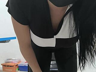 Cholita说看我光溜溜骚逼