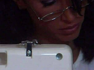 红衣骚妈屁眼被舔狂肛爆插