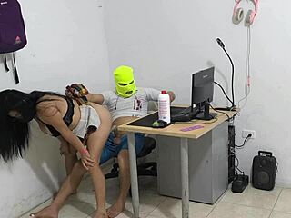 Прљава комшиница моли за курац са лукавим потезима