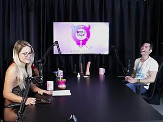 Bionda Bollente Si Spoglia in Casa Scambisti Dopo Commenti degli Ospiti