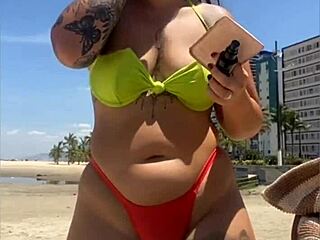 i flash my biquíni socado na praia chamando atenção