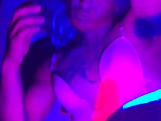 ella quiere decir algo importante, presten atención a la mami shemale