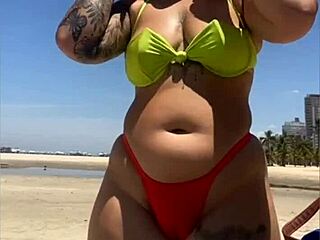 i flash my biquíni socado na praia chamando atenção
