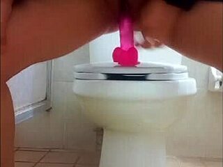 Caraca, vídeo safado de garota com dildo vazou pro namorado!