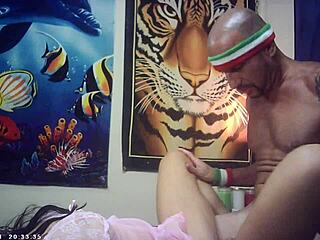 Wow, bruna magra succhia cazzo e si fa scopare a pecorina nel primo porno!