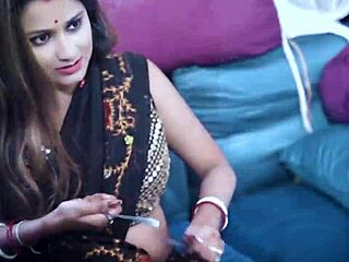 Vroči indijski par se zaplete s svakinjo med obiskom v spalnici