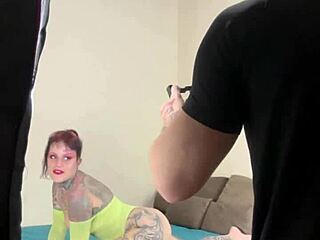 Carmona ile arka planda porno yıldızı anal ıslak am büyük klitoris sikişi