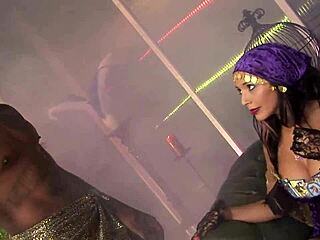 عاهرة عربية تشتهي دس زب أسود كبير جدا