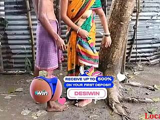 Sateinen aika seksi: bengalilainen Boudi saa villin ulkoilun Localsex31:ltä