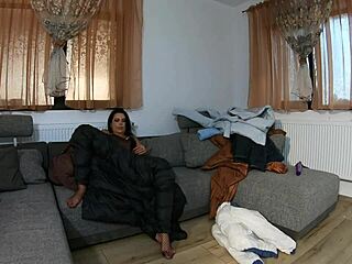 Milfycalla dráždi, kým honí v páperových bundách na ukážku