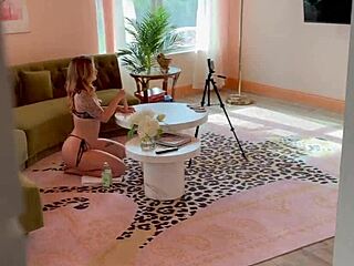 Die beste Freundin meiner Stiefschwester lässt sich von mir ein riesiges Facial geben. Versprich, nichts zu sagen, wenn wir das machen.