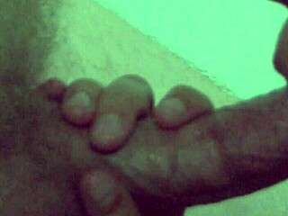 Bekijk Hazes close-up slow motion pijpen, is het nat?