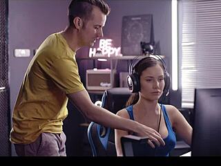 OMG, ragazza gamer scopata dopo freeze in partita LOL! Creampie in fica e sborra in bocca in lobby! 🎮