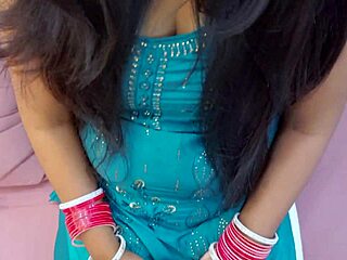 Napaljeni jija nabija veliko rit desi indijske sali z bližnjim posnetkom fafanja in doggystyle jebanjem