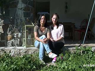 Лесбийки мадами се гмуркат в секси открит секс. Европейски секси мадами се целуват и играят под слънцето.