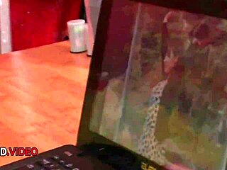 Wanita Asia matang ambil kendali kenikmatan intens