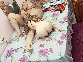 这个18+嫩妹为啥跟老肌肉男搞一起