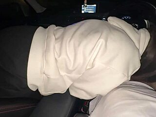 Wow! Angkat pelacur dan kongkek mulutnya di dalam kereta!