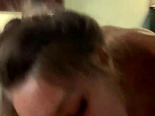 美しいタトゥー入りのポルノスター、モニカ・フォックスがPOVでフェラして全部飲む