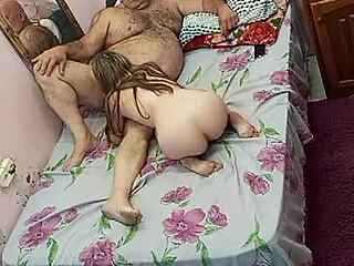 这个18+嫩妹为啥跟老肌肉男搞一起