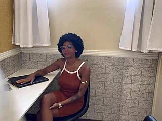 черна секретарка приема огромния кур на белия мъж като плащане?