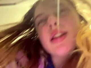 Una giovane donna 18+ si masturba in taxi e poi nel centro commerciale, raggiungendo orgasmo in pubblico