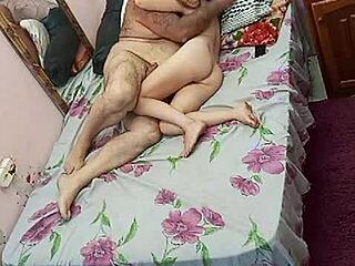 这个18+嫩妹为啥跟老肌肉男搞一起