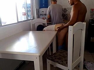 ฉันดูเมียเย็ดควยดำใหญ่ในครัว