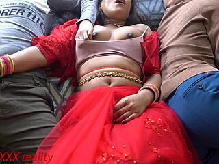 Hej, hočeš hitri seks z vročo desi mačeho v hindijščini?