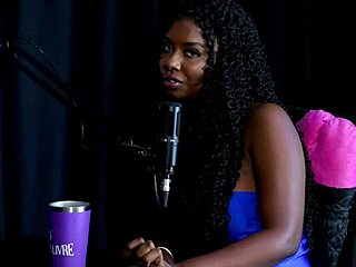 艾米莉·路易丝穿红色透明内衣玩支配