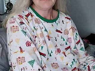 Hot milf with big tits masturbates early in the morning