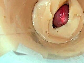 Cámara captura enorme chorro de semen en coño apretado