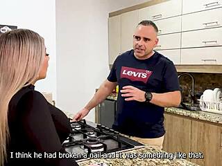 Aku tangkap adik tiri hentam ayah tiri di dapur, akhirnya jadi threesome keluarga liar!