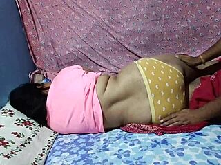 Indisk skønhed bliver dampende med hendes elsker i sex.