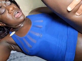 meu vizinho foi trabalhar e eu transei com a mulher dele na cama