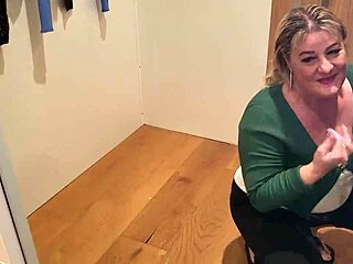 纹身熟女骚货逛街当厕所喝尿😈